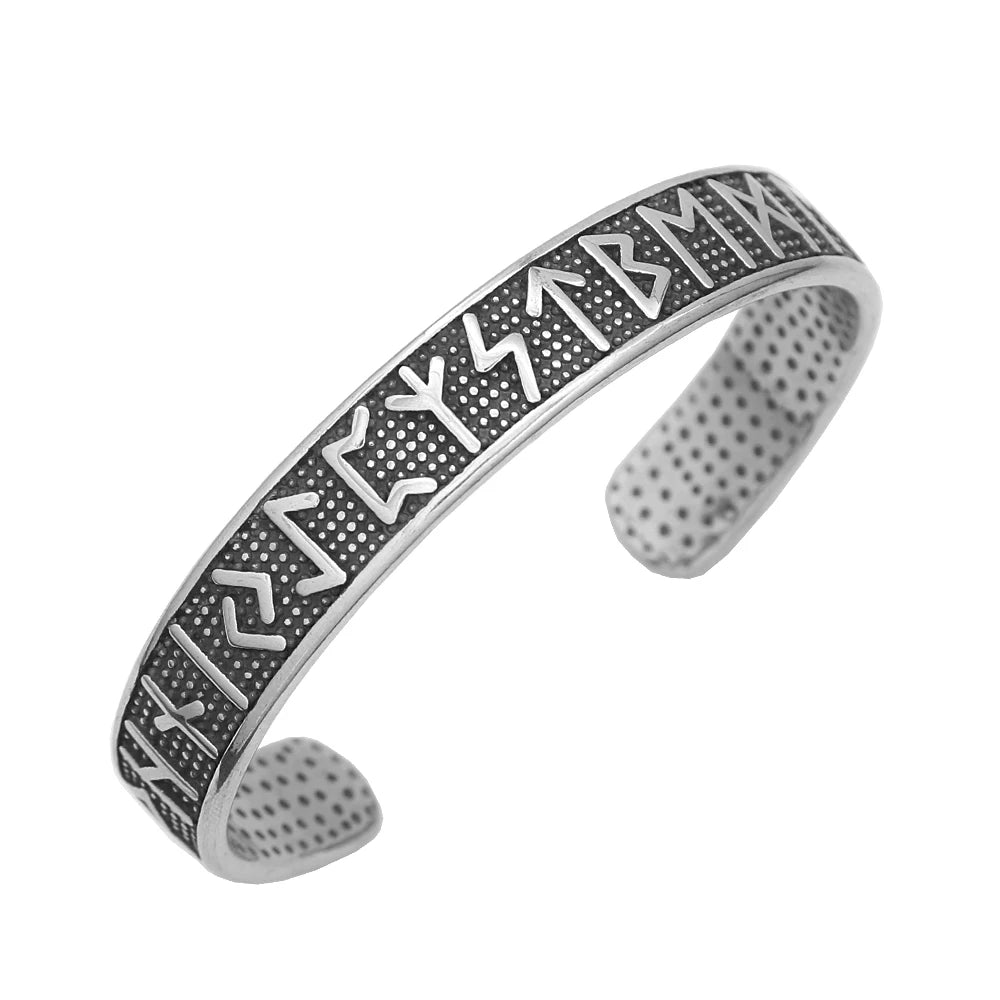 Silver bracelet with engraved patterns 